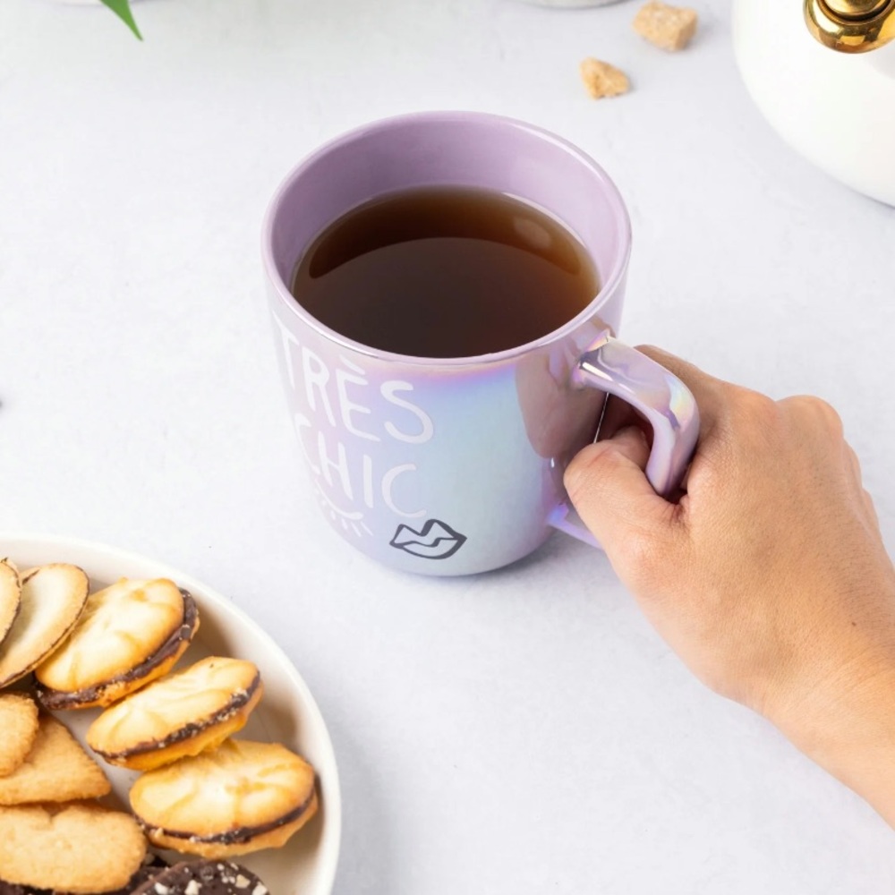 Iridescent Mug with 'Très Chic' Design - Picture 4 of 4